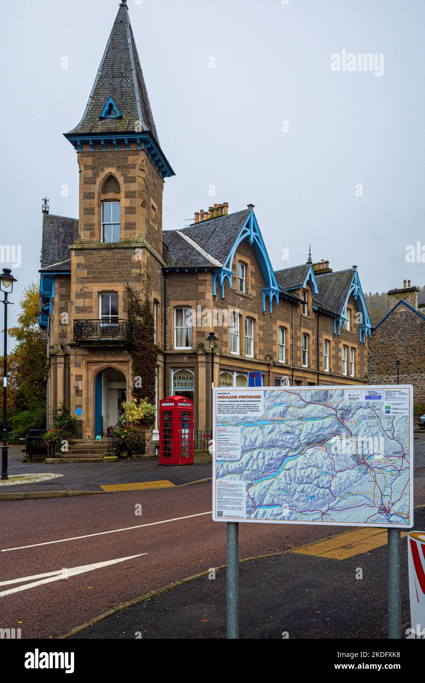 Birnam, Scozia. Birnam è un villaggio di Perth e Kinross, in Scozia. Il turismo di Birnam. Mappa del turismo di Highland Perthshire. Foto Stock