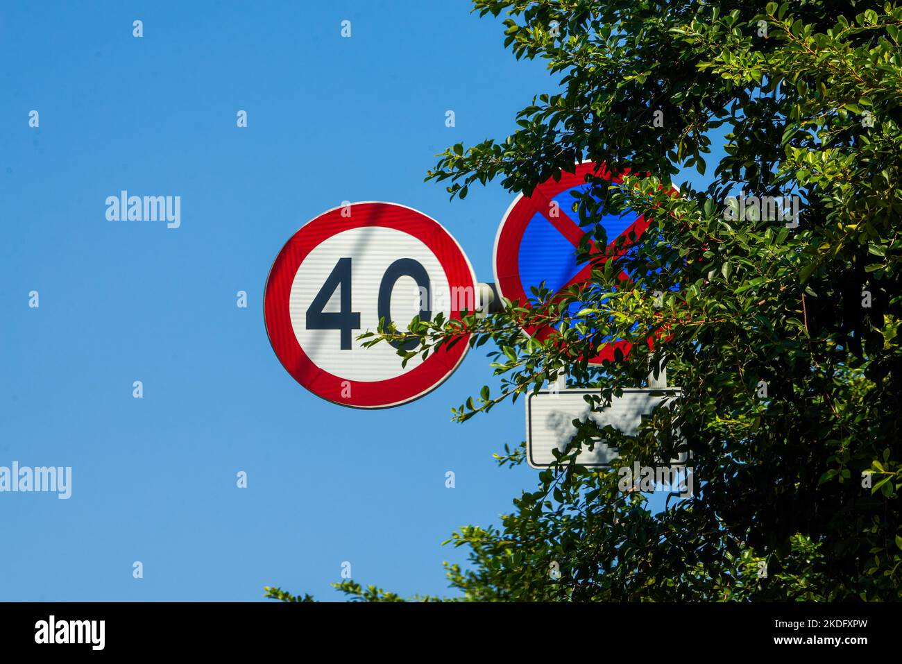 Primo piano del cartello del limite di velocità in città Foto Stock