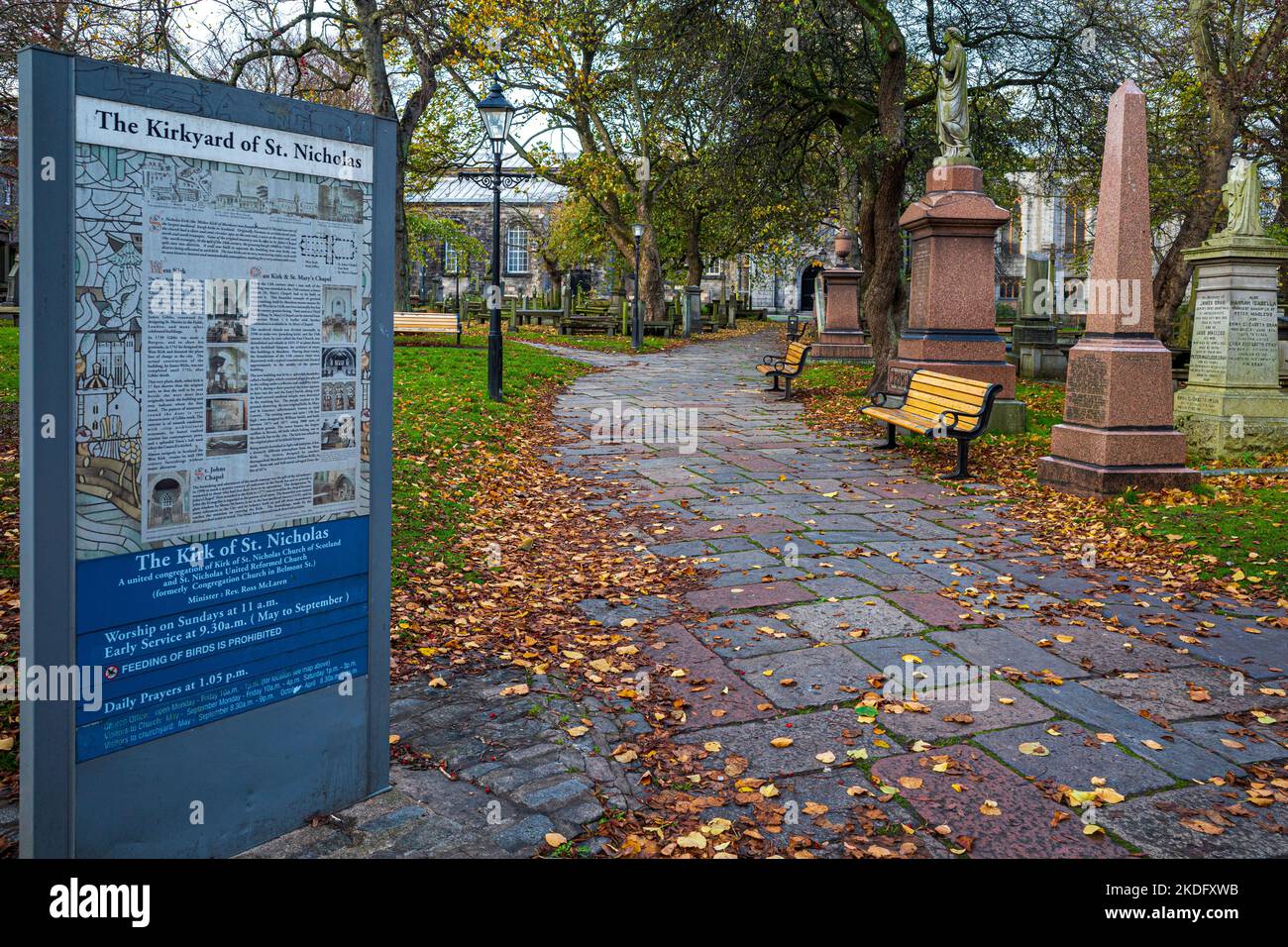 Kirkyard di St Nicholas Aberdeen City Centre. Il cimitero di San Nicola ad Aberdeen è uno storico cimitero intorno a San Nicola Kirk (dal 1157). Foto Stock