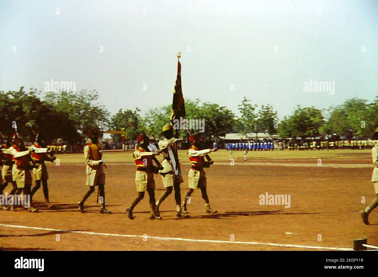 Soldati che portano i loro colori regimentali in parata il giorno dell'Indipendenza ad Accra, Ghana, 6 marzo 1959 Foto Stock