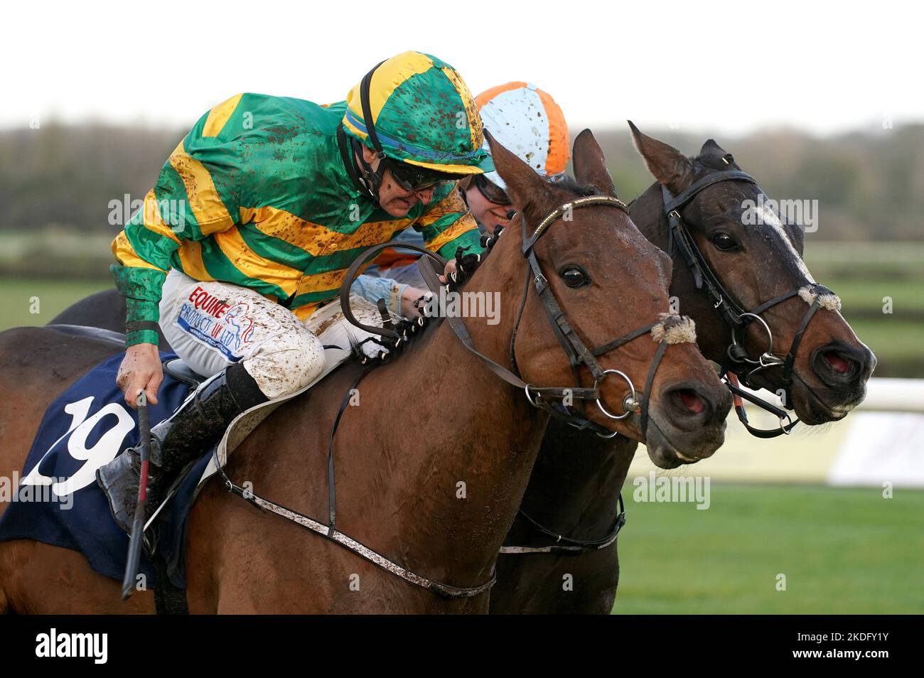 Lascia cadere l'Anchor e il jockey Niall McCullagh (a sinistra) sulla strada per vincere il Colm White Bookmaker novembre handicap al Naas Racecourse nella contea di Kildare, Irlanda. Data immagine: Domenica 6 novembre 2022. Foto Stock