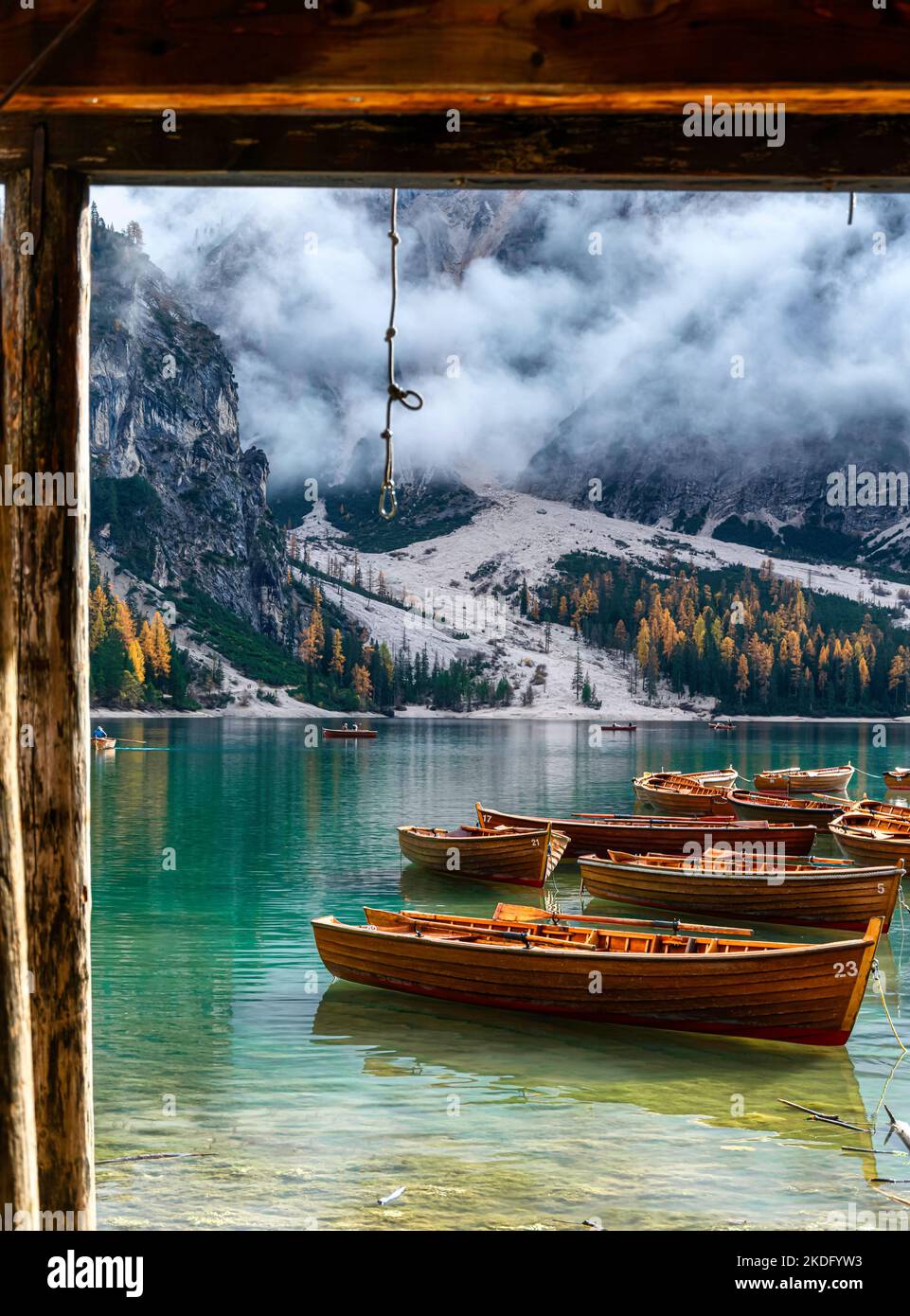 Barche sul Lago di Braies ( Lago di Braies ) nelle Dolomiti, Sudtirol, Italia Foto Stock