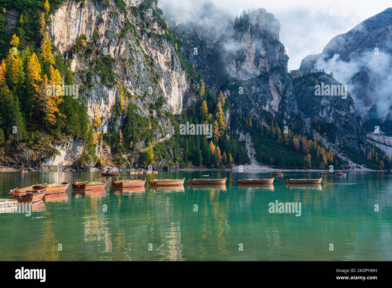 Barche sul Lago di Braies ( Lago di Braies ) nelle Dolomiti, Sudtirol, Italia Foto Stock