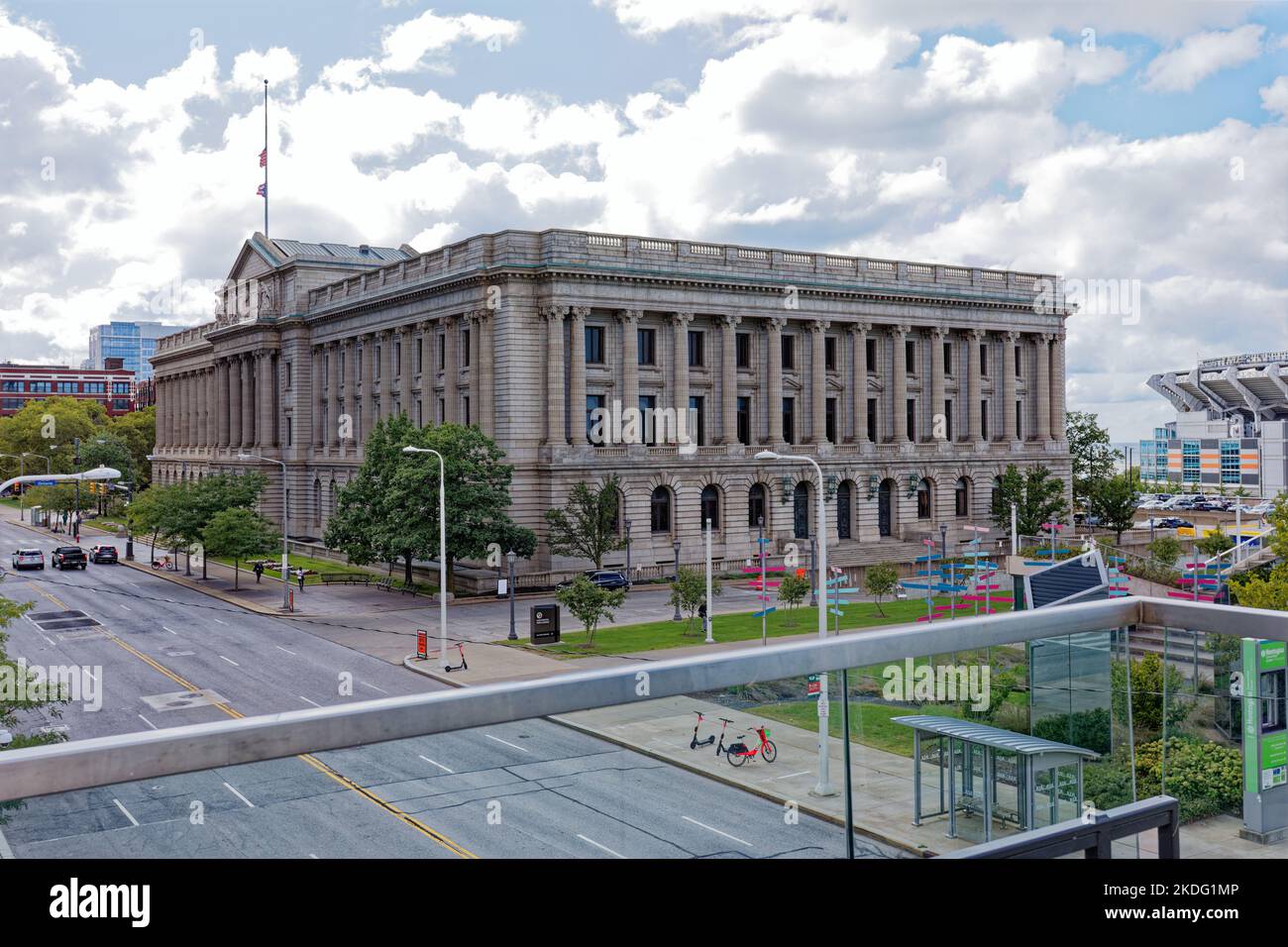 Cuyahoga County Court House è una gemella visiva del Cleveland City Hall, a due isolati a est su Lakeside Avenue. Foto Stock