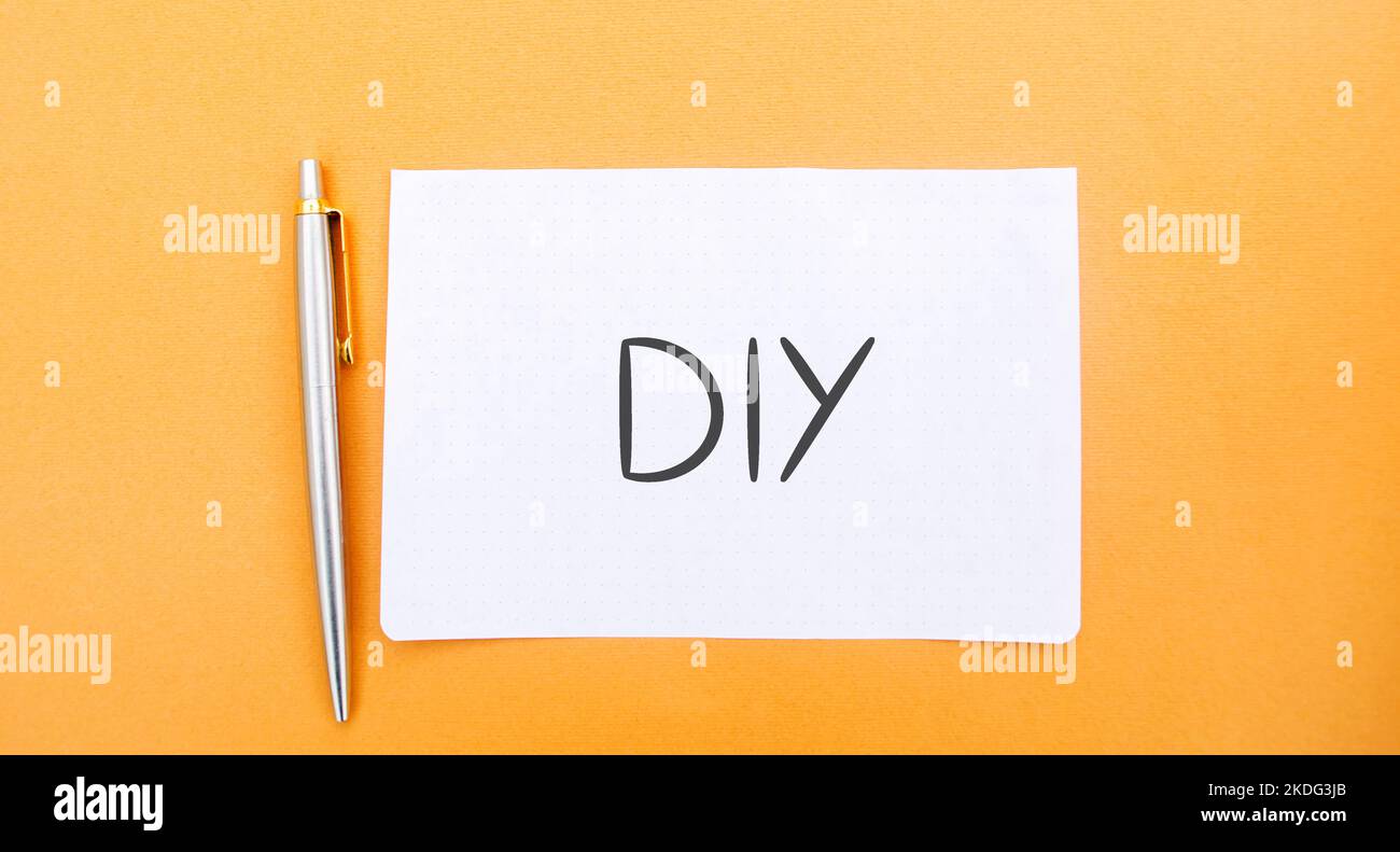 Note con la parola DIY - fai da te concetto. Il metodo di creazione di sé delle cose senza l'aiuto di professionisti. Messa a fuoco selettiva Foto Stock