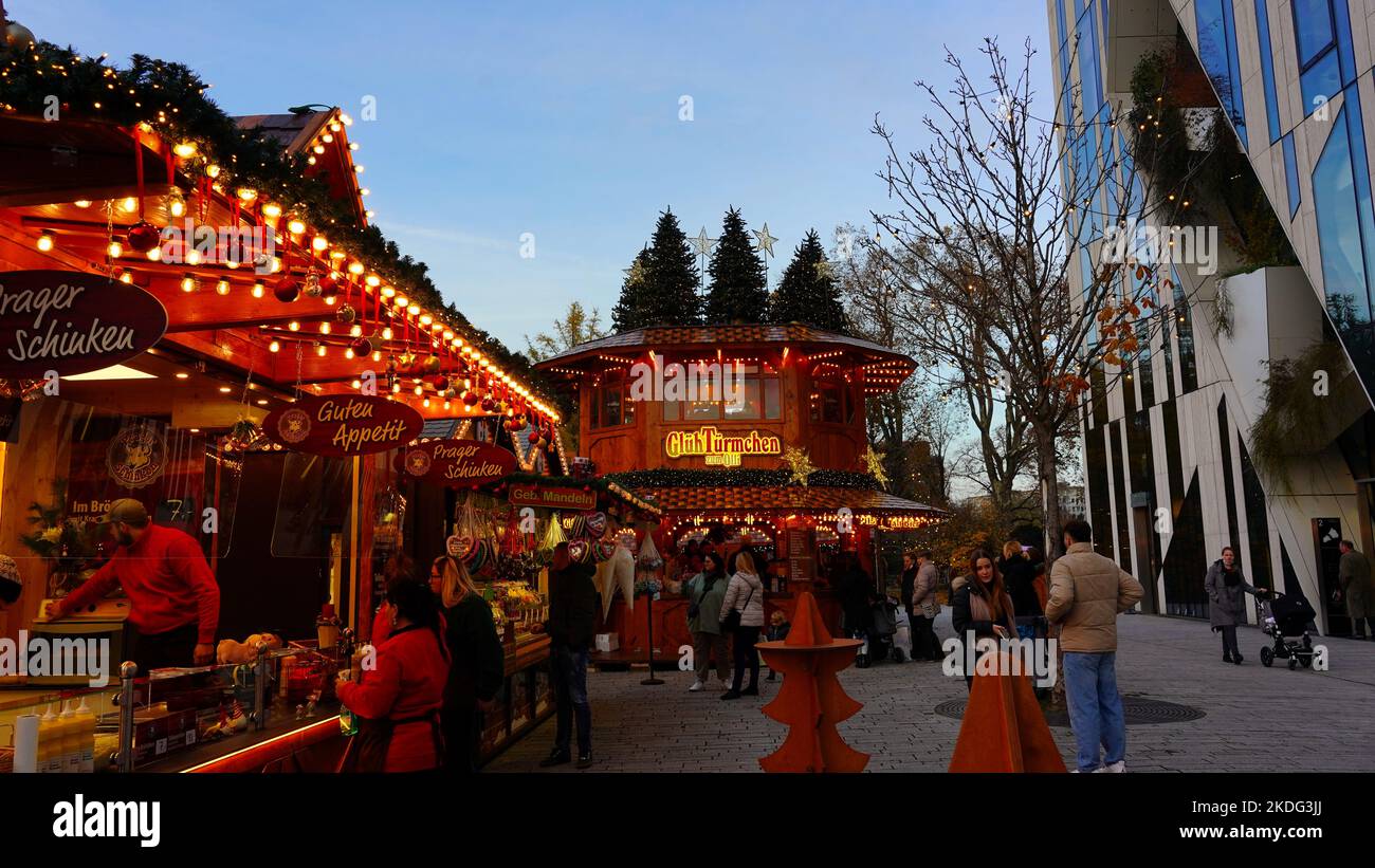 Il tradizionale mercatino di Natale si trova al mercatino di Natale 2021 a Düsseldorf/Germania, accanto alla moderna architettura di Kö-Bogen di Daniel Libeskind. Foto Stock