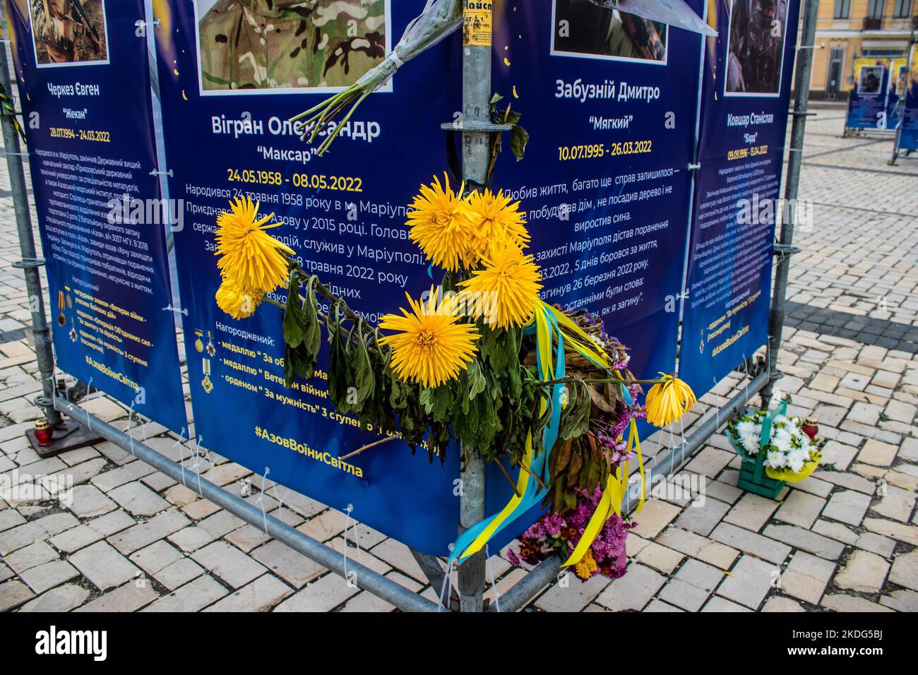 Il reggimento Azov, Angeli di Mariupol mostra di strada a Kyiv, capitale dell'Ucraina. La mostra è dedicata ai difensori di Azov Unit, OMS Foto Stock