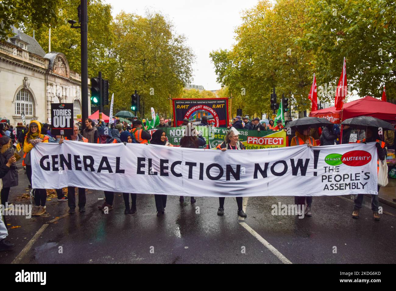 Londra, Regno Unito. 5th novembre 2022. Manifestanti a Victoria Embankment. Migliaia di persone di vari gruppi hanno partecipato all'Assemblea popolare la Gran Bretagna è rotta attraverso Central London chiedendo elezioni generali, la fine della regola della Toria, e l'azione sul costo della vita e la crisi climatica. Foto Stock