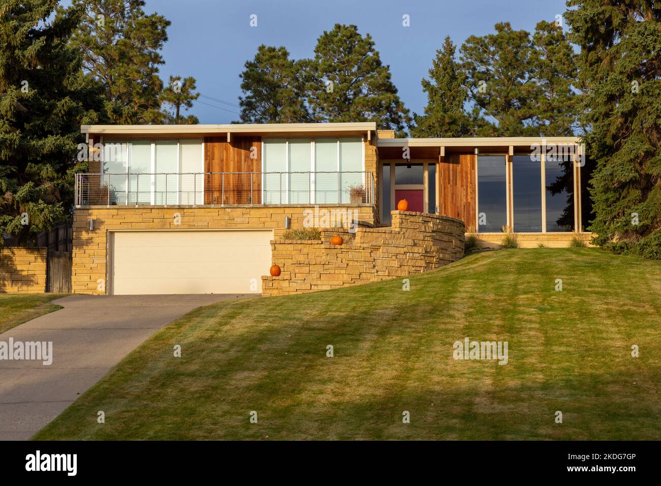 Architettura che mostra l'esterno di una moderna casa in stile ranch MCM del 1960s Foto Stock