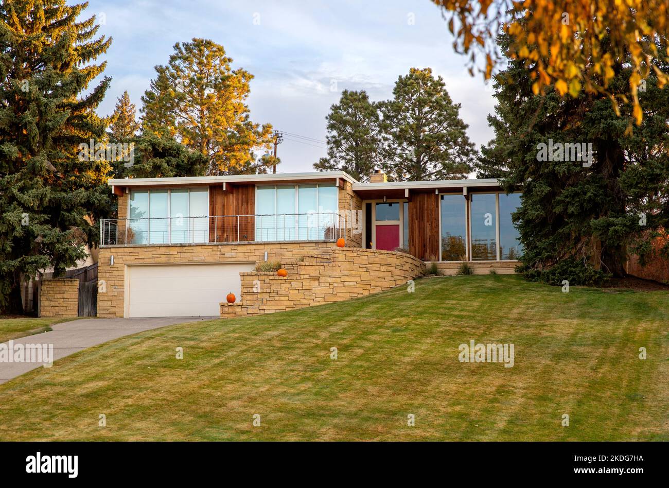 Architettura che mostra l'esterno di una moderna casa in stile ranch MCM del 1960s Foto Stock