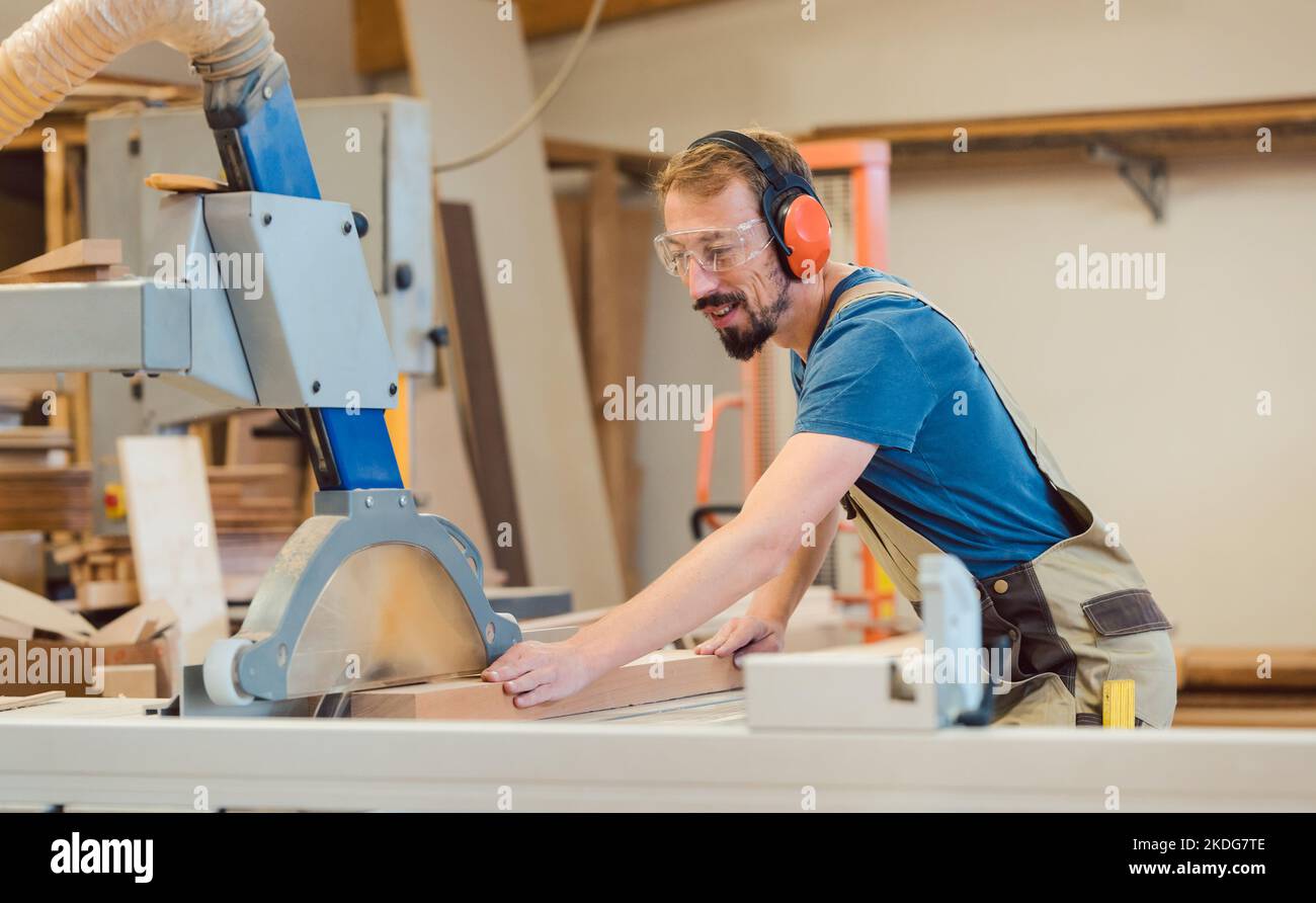Diligente carpenter con il divertimento al lavoro Foto Stock