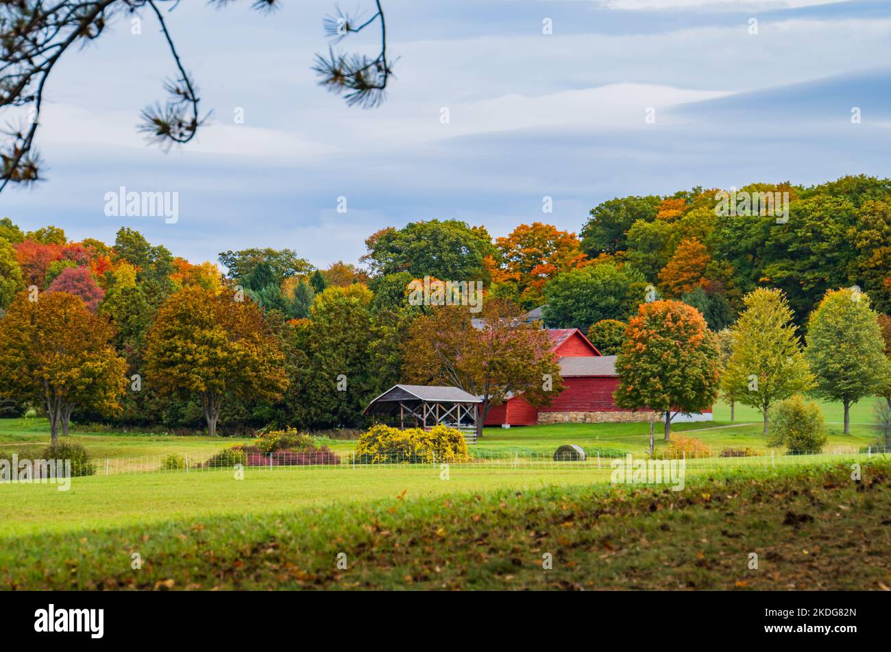 Edifici rossi in una fattoria Vermont in autunno Foto Stock