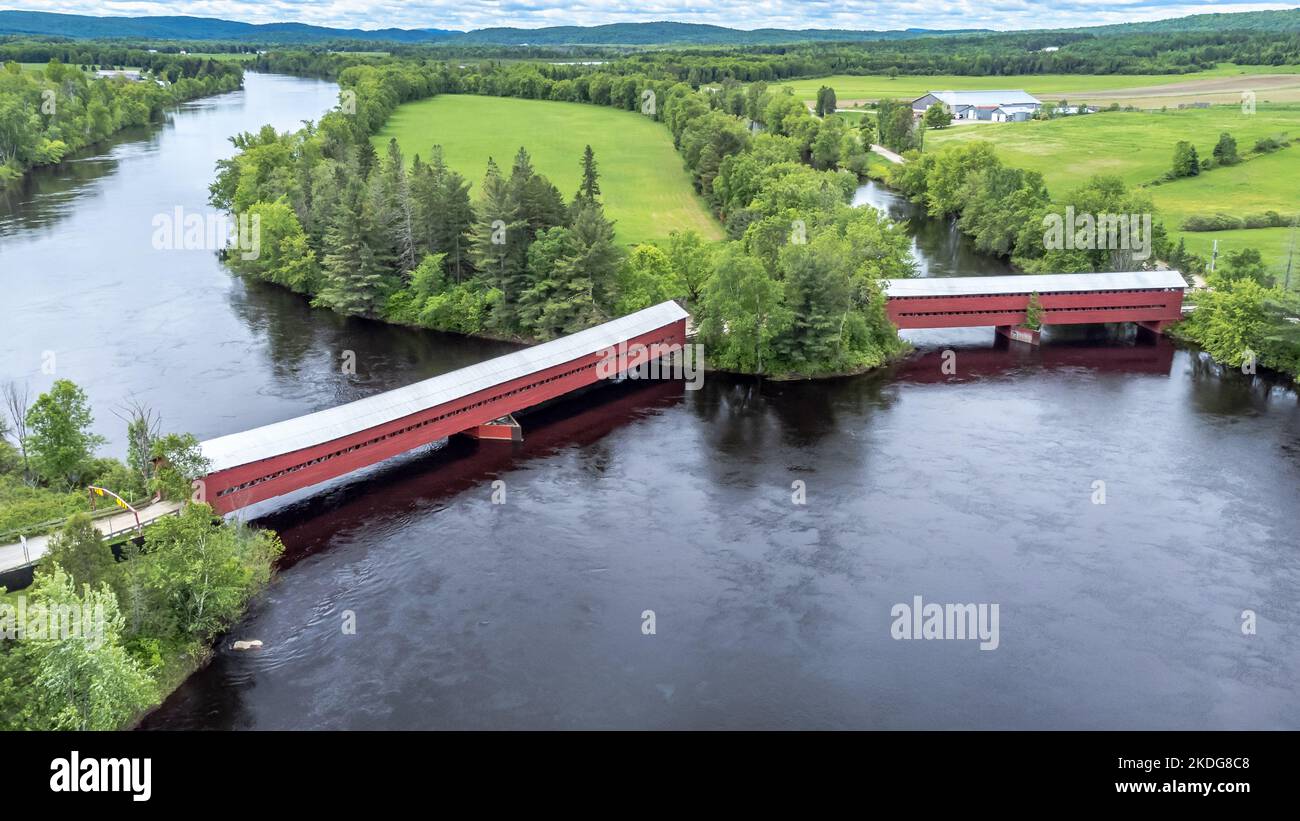 Ferme-Rouge (Mont-Laurier) due ponti coperti. Costruito nel 1903 sul fiume Lievre. Laurentides zona, Quebec, Canada. Foto Stock