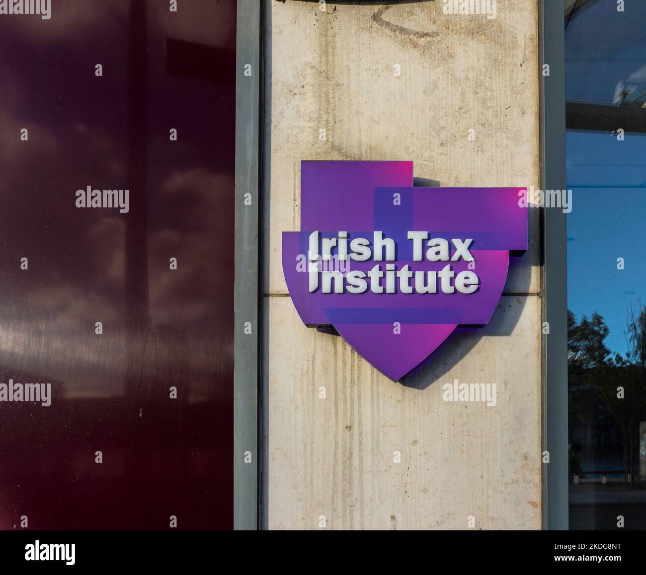 Segnaletica per l'Irish Tax Institute, Longboat Quay, Grand Canal Harbour, Dublino, Irlanda. L’organismo educativo dei Chartered Tax Advisers irlandesi. Foto Stock