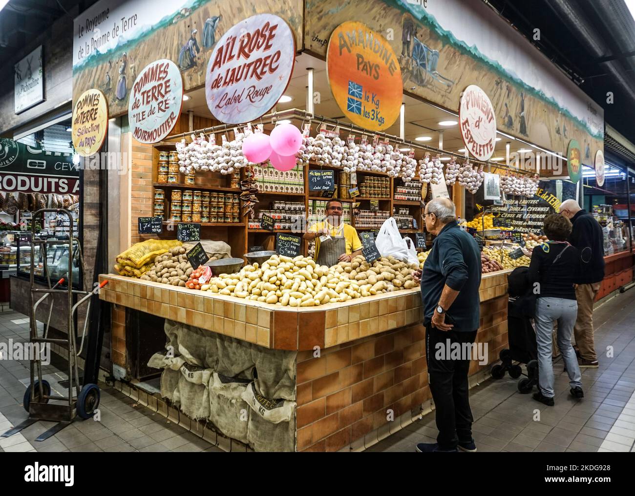 Uno stand mercato specializzato in una varietà di patate a Les Halles. De Nímes, Nimes, Francia, Un grande mercato al coperto con oltre 100 bancarelle. Foto Stock