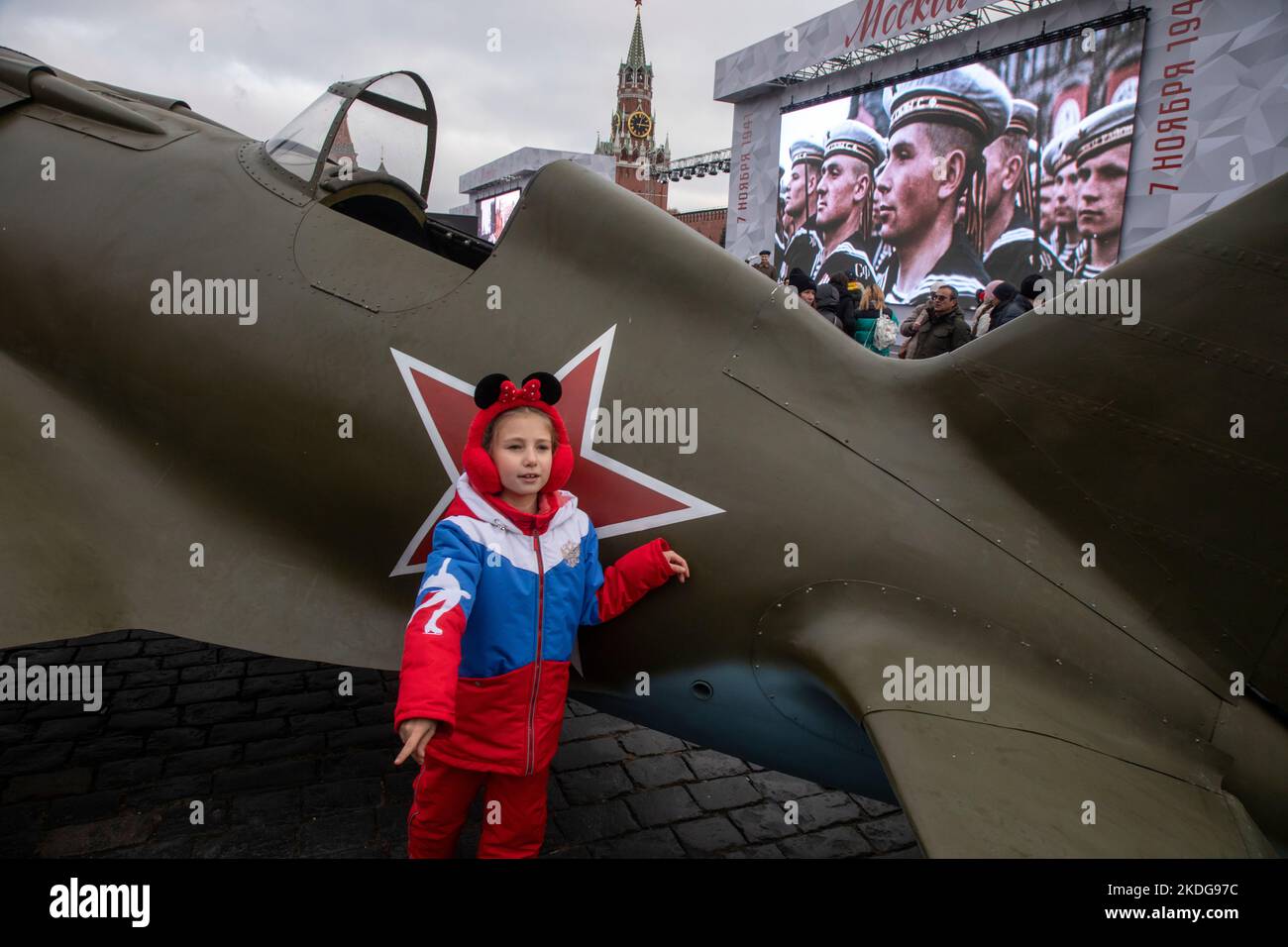 Mosca, Russia. Il 6th novembre 2022 i cittadini visitano un museo all'aperto dedicato alla storia della difesa di Mosca in Piazza Rossa, Russia. La rappresentazione teatrale segna il 81st° anniversario di una parata storica della seconda guerra mondiale in Piazza Rossa e ha onorato i partecipanti alla parata del 7 novembre 1941 che si dirigono direttamente in prima linea per difendere Mosca dalle forze naziste. Il Polikarpov i-16 è un aereo da combattimento monototore sovietico posto al centro. Nikolay Vinokurov/Alamy Live News Foto Stock