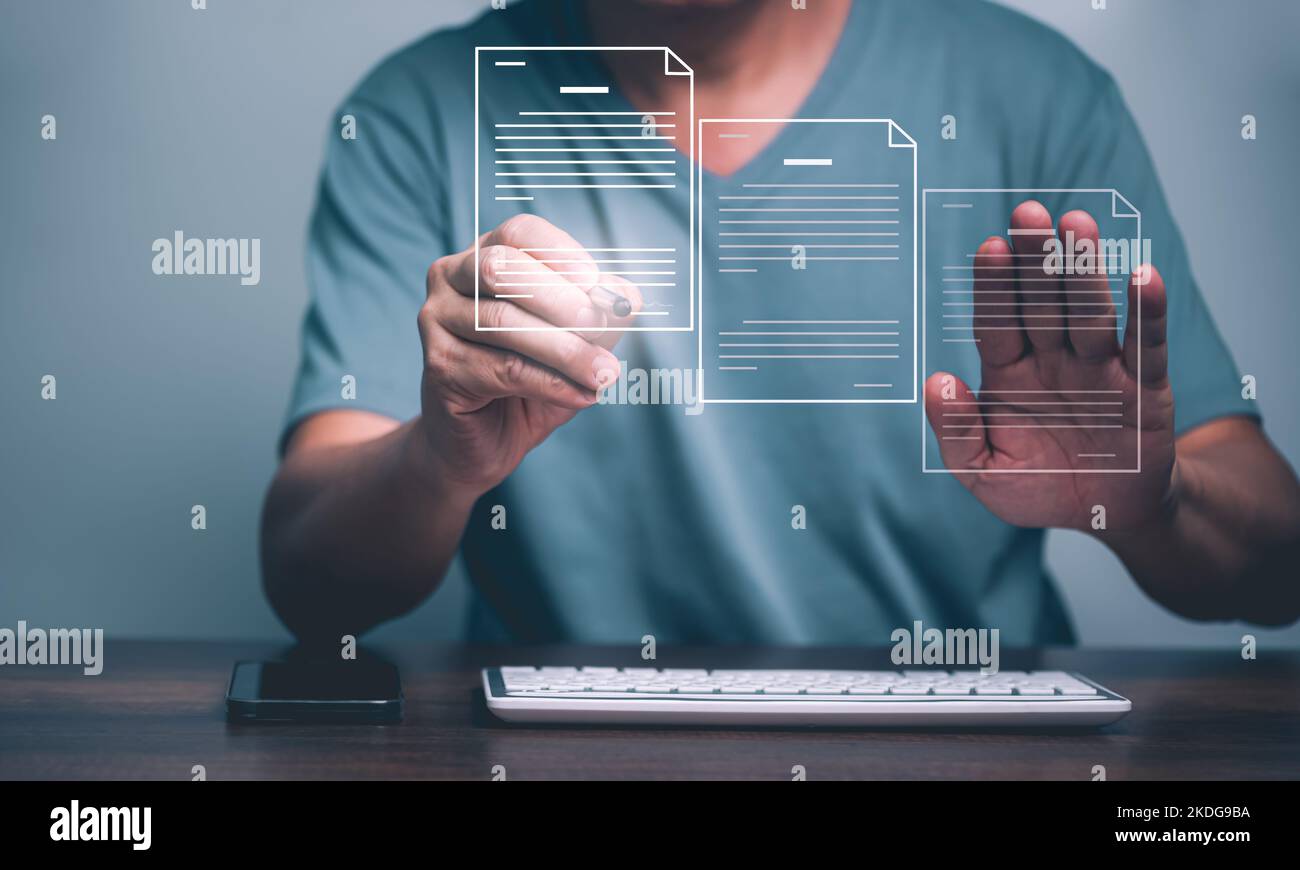 Business online con firma elettronica sul telefono cellulare, firma elettronica, gestione dei documenti digitali, ufficio senza carta, firma di contatti aziendali Foto Stock