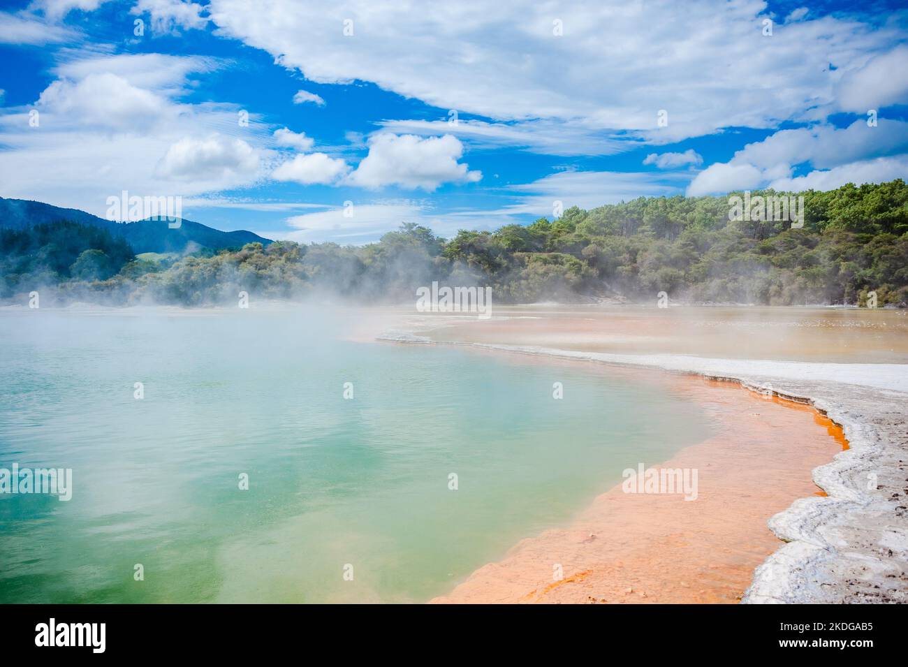 Le rocce multicolore di Wai-o-Tapu Rotorua, nuova Zelanda, si rivelano sotto l'acqua della Champagne Pool Foto Stock