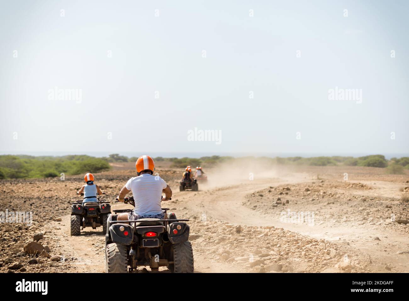 Quad Biking avventura ATV in terreno desertico Foto Stock