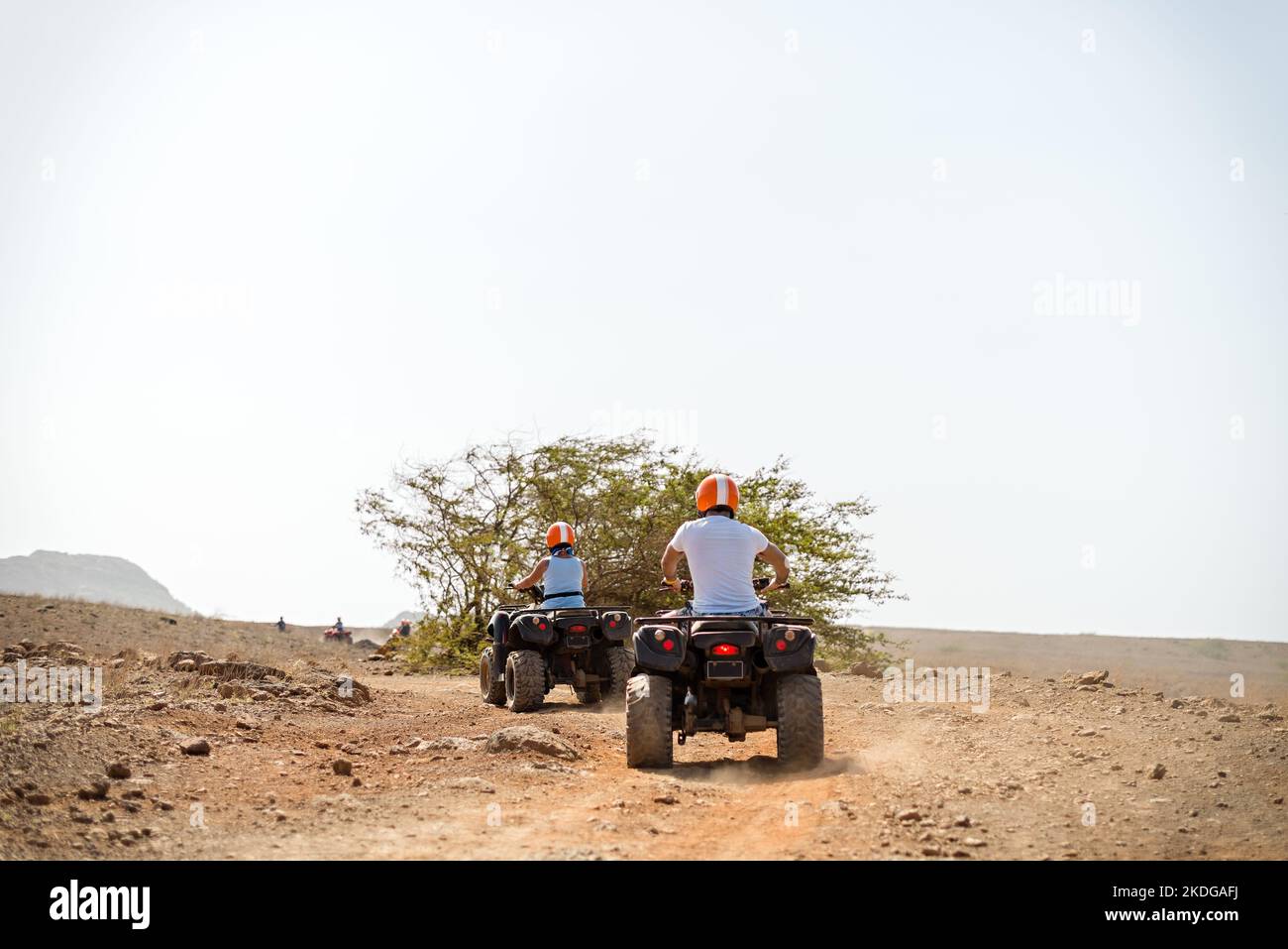 Quad Biking avventura ATV in terreno desertico Foto Stock