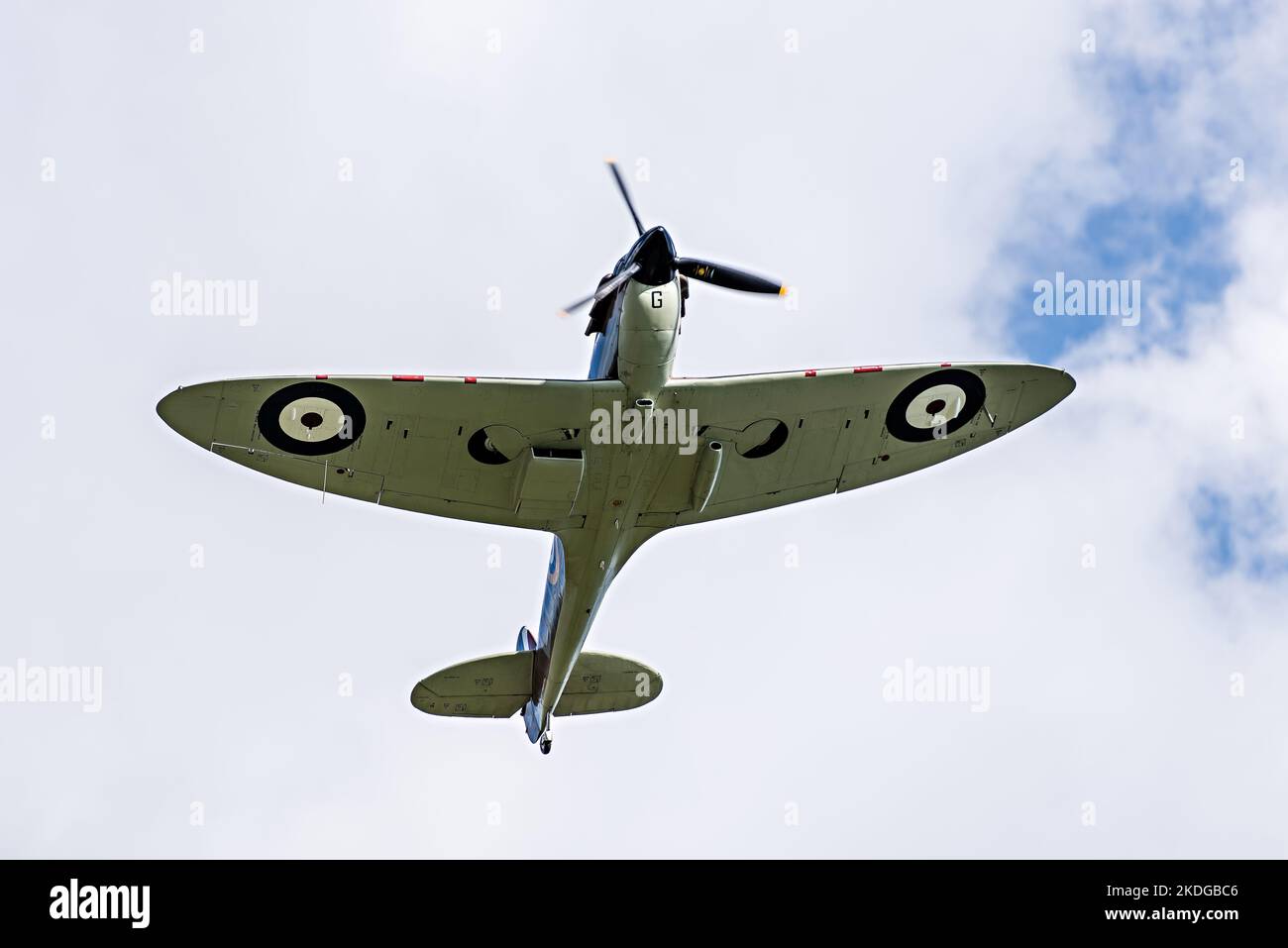 Cambridge, Regno Unito - 12 settembre 2015 - Un aereo da caccia Supermarine Spitfire della seconda guerra mondiale vola sui cieli di Cambridge durante il Dragon Bo Foto Stock