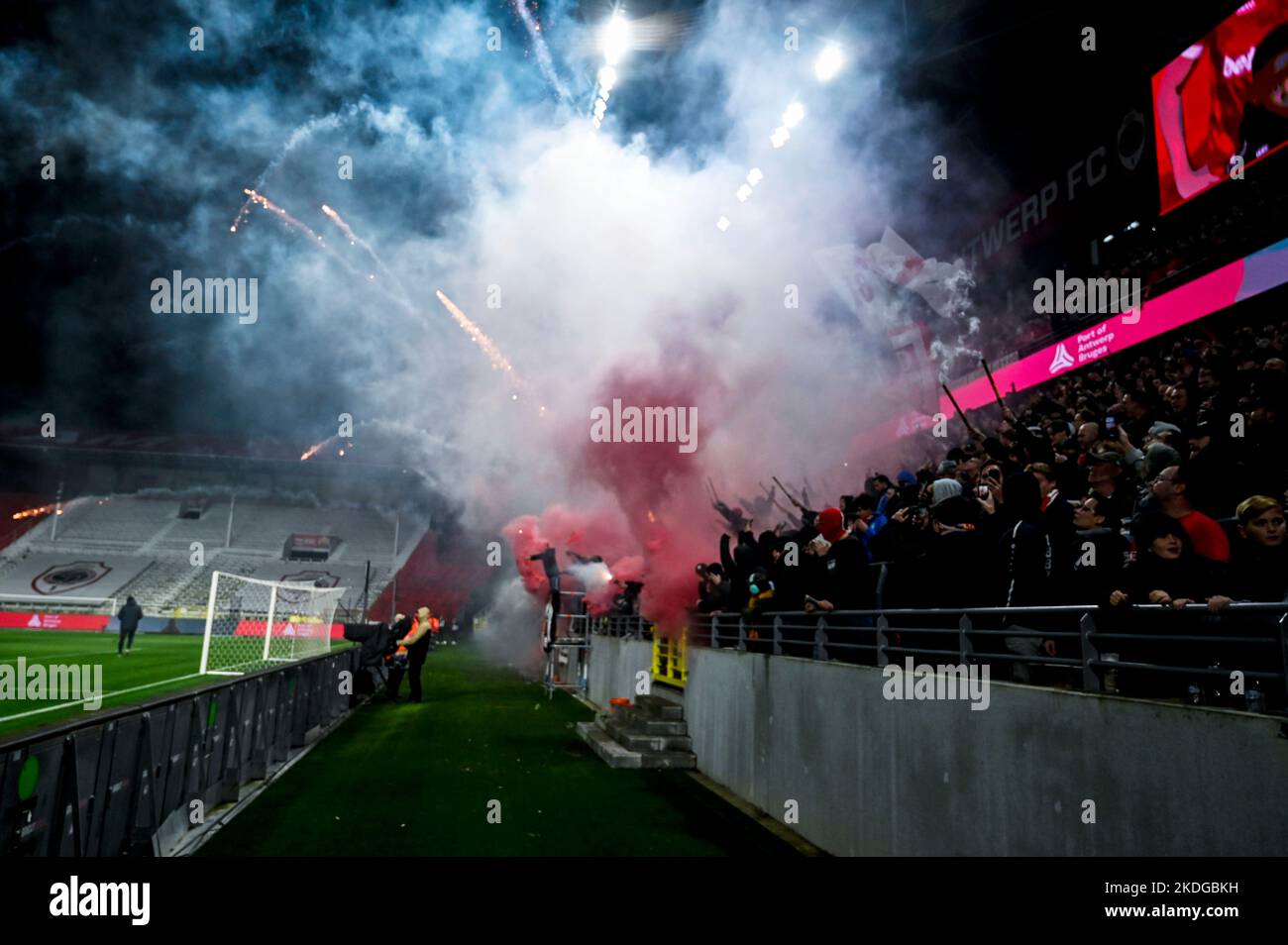 I tifosi di Anversa hanno illustrato durante una partita di calcio tra RAFC Antwerp e RSCA Anderlecht, domenica 06 novembre 2022 ad Anversa, il giorno 16 della prima divisione del campionato belga della 'Jupiler Pro League' del 2022-2023. BELGA FOTO TOM GOYVAERTS Foto Stock