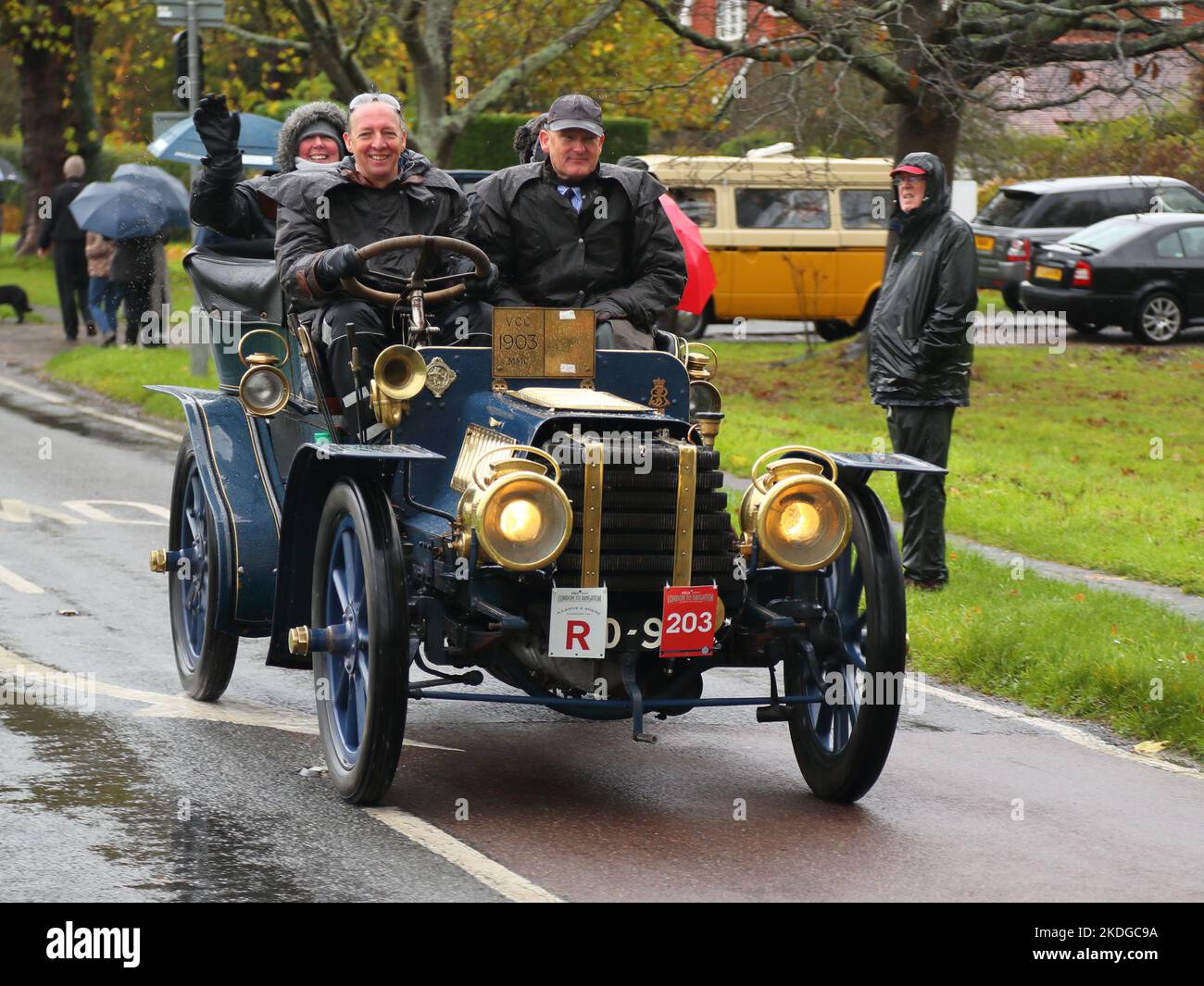 Staplefield, Regno Unito. 06th Nov 2021. I partecipanti combattono il tempo con i loro veicoli d'epoca durante la storica London to Brighton Veteran Car Run. La corsa parte da Hyde Park a Londra all'alba e fa il suo viaggio a Brighton sulla costa del Sussex. Credit: Uwe Deffner/Alamy Live News Foto Stock