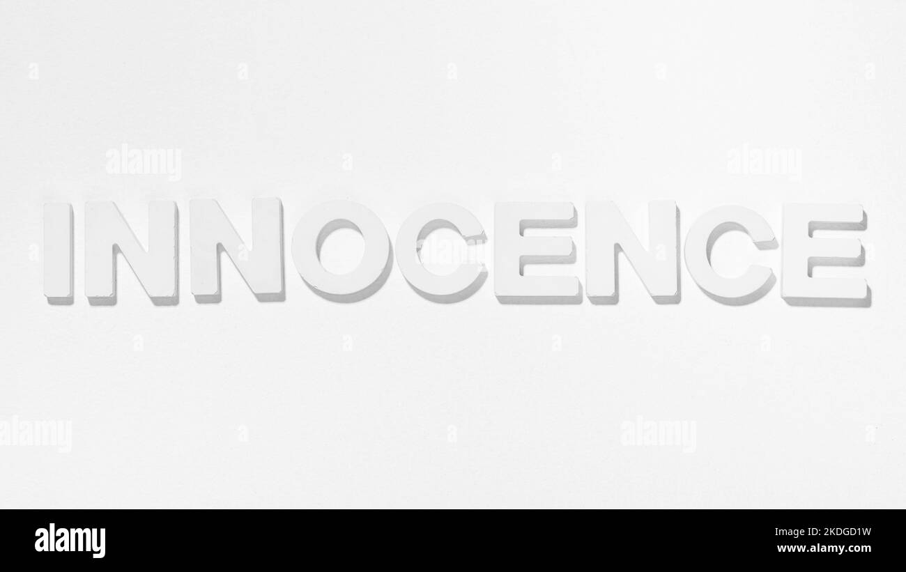 Innocenza - primo piano di una parola su sfondo bianco Foto Stock