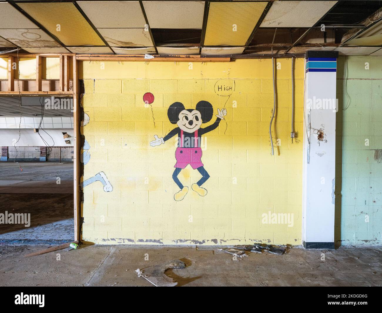 Personaggio dei cartoni animati dipinto a parete in un edificio in disuso Foto Stock