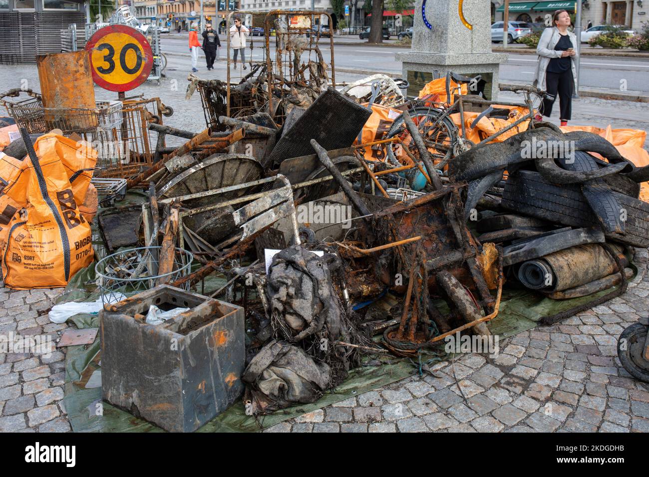 Oggetti sporchi e arrugginiti recuperati da Nybroviken Bay nel quartiere Östermalm di Stoccolma, Svezia Foto Stock