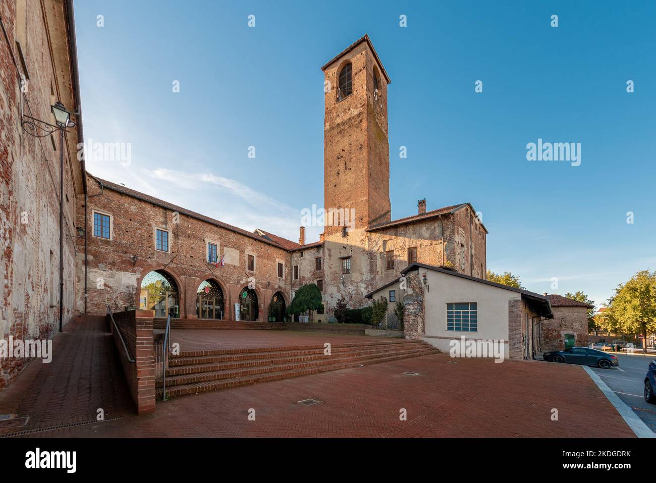Carmagnola, Torino, Italia - 05 novembre 2022: Ingresso agli uffici comunali situati all'interno dell'antico castello di Carmagnola con antica torre Foto Stock