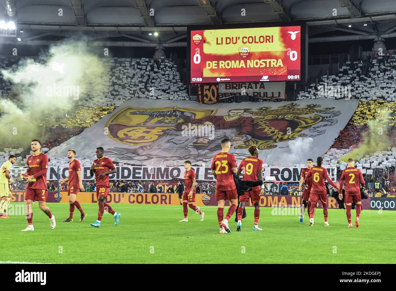 Roma, Italia. 06th Nov 2022. Coreografia di AS Roma durante la Serie Una partita di calcio tra AS Roma e SS Lazio allo stadio Olimpico di Roma (Italia), 6th novembre 2022. Foto Antonietta Baldassarre/Insidefoto Credit: Insidefoto di andrea staccioli/Alamy Live News Foto Stock