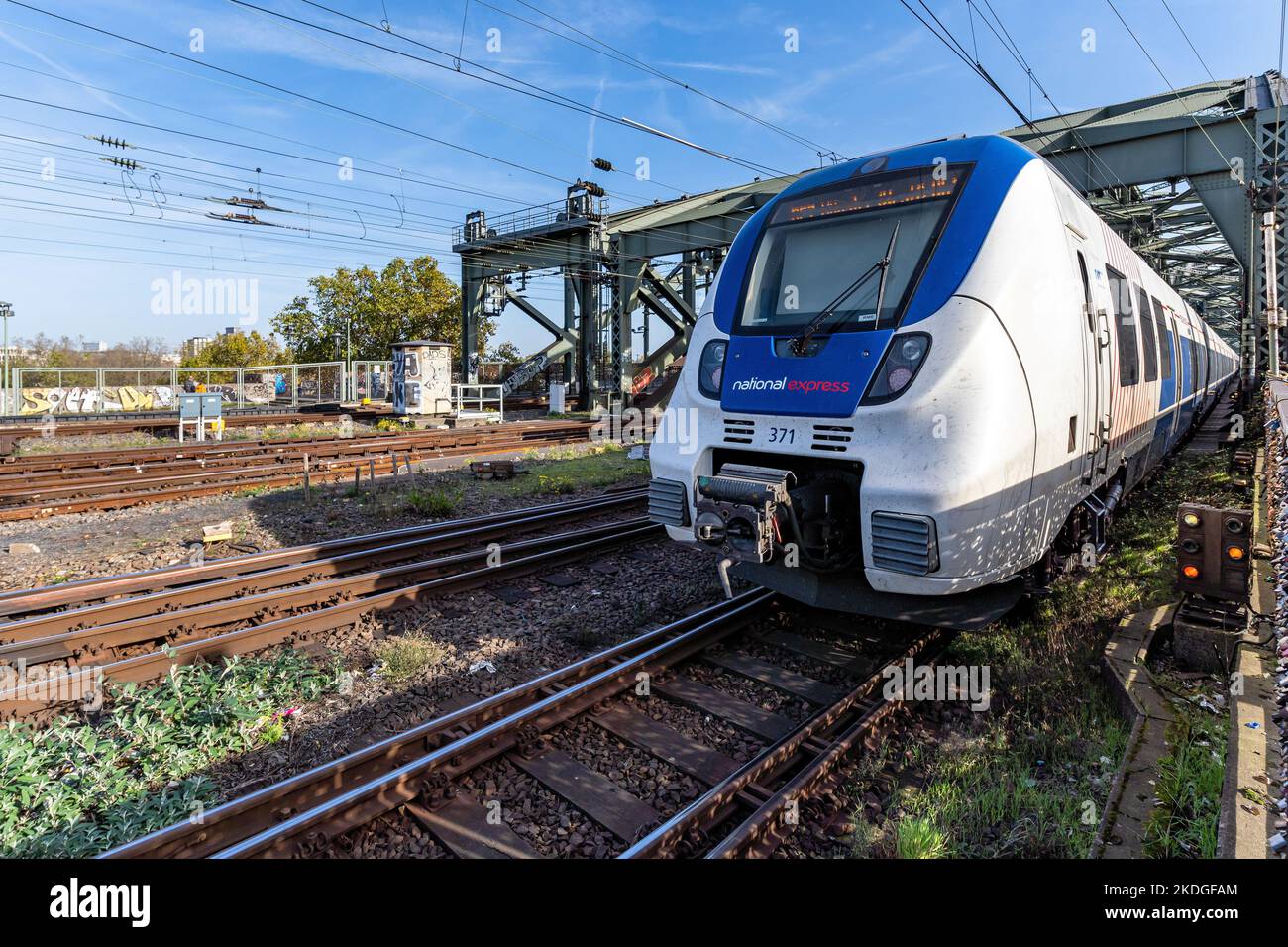 Treno regionale nazionale Bombardier Talent 2 sul ponte Hohenzollern di Colonia, Germania Foto Stock