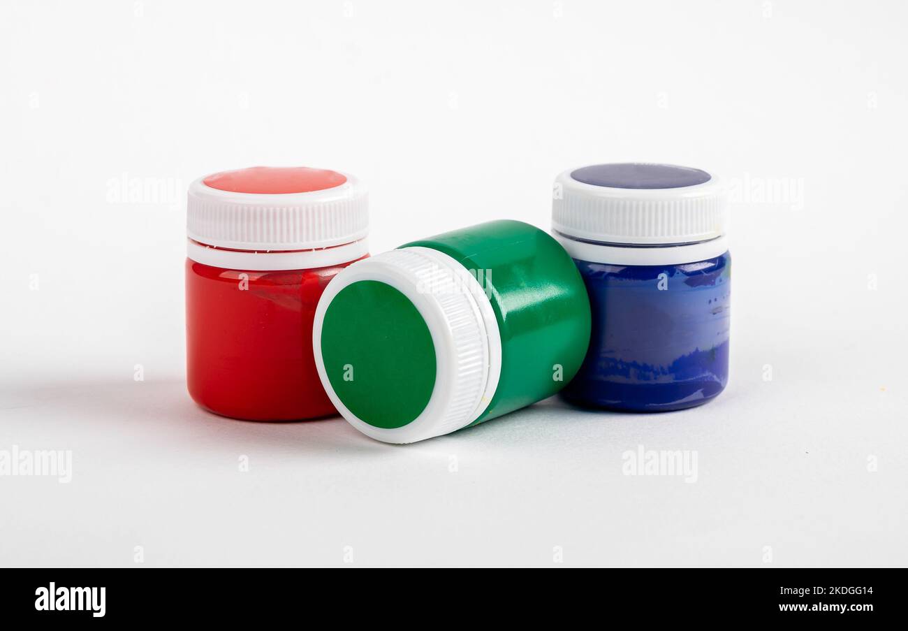 Vasi di gouache di colori RGB di base. Pitture rosse, verdi, blu in bottiglia. Foto Stock