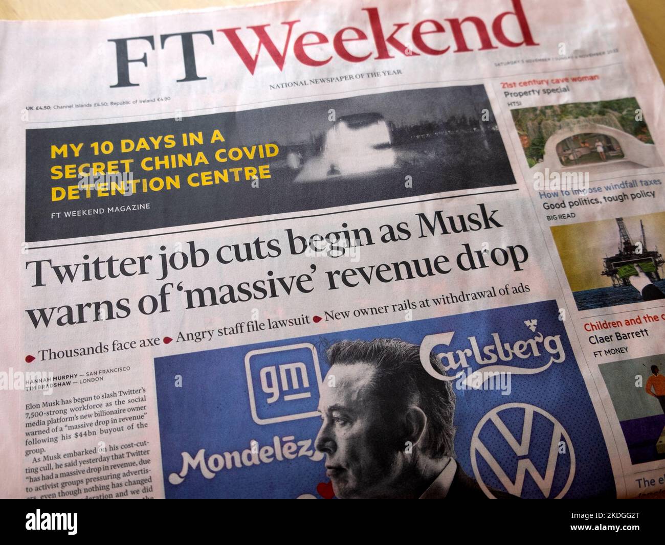 'I tagli di lavoro di Twitter iniziano come Musk avverte del 'calo 'di reddito 'massive' FTWeekend Financial Times giornale titolo 5 novembre 2022 Foto Stock