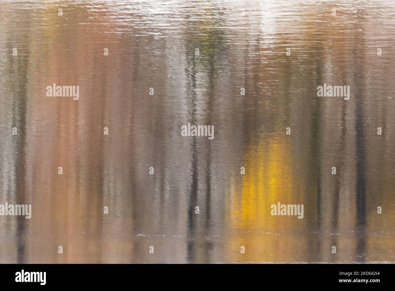 Linee astratte, forme e colori dell'autunno riflessi nell'acqua Foto Stock