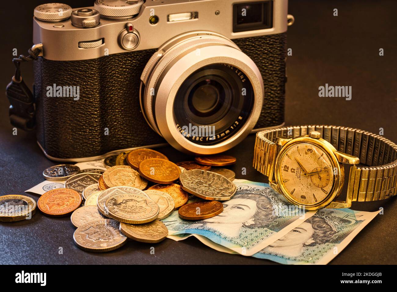 Tutto ciò che serve per viaggiare, denaro, fotocamera e orologio Foto Stock