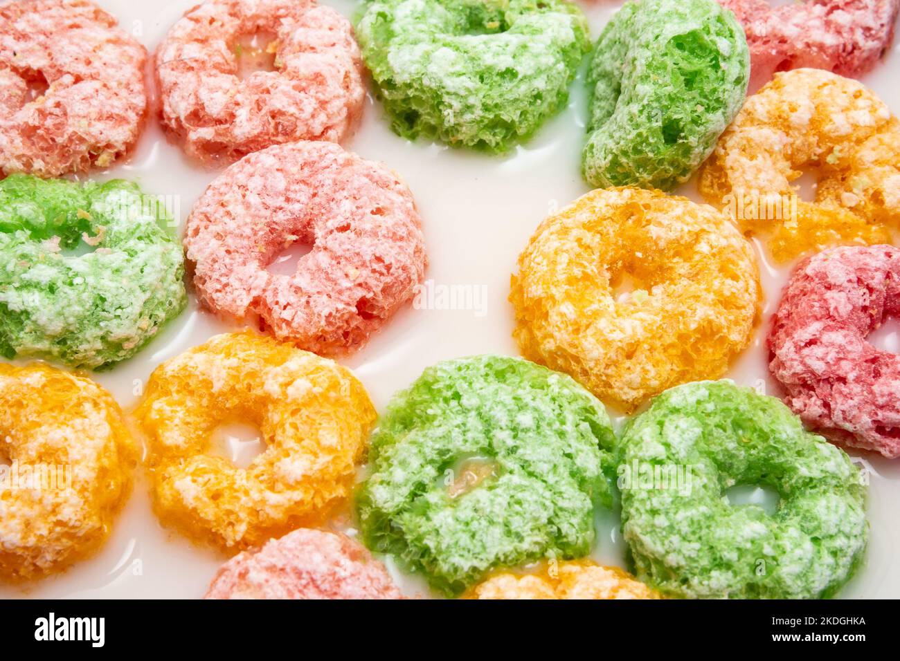 Goiânia, Goias, Brasile – 06 novembre 2022: Un primo piano sul barattolo con colorati cereali da colazione sopra il latte. Foto Stock