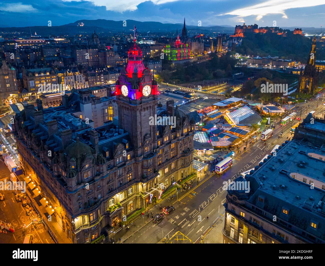 Vista aerea del Balmoral Hotel e dello skyline di Edimburgo al tramonto, Scozia, Regno Unito Foto Stock