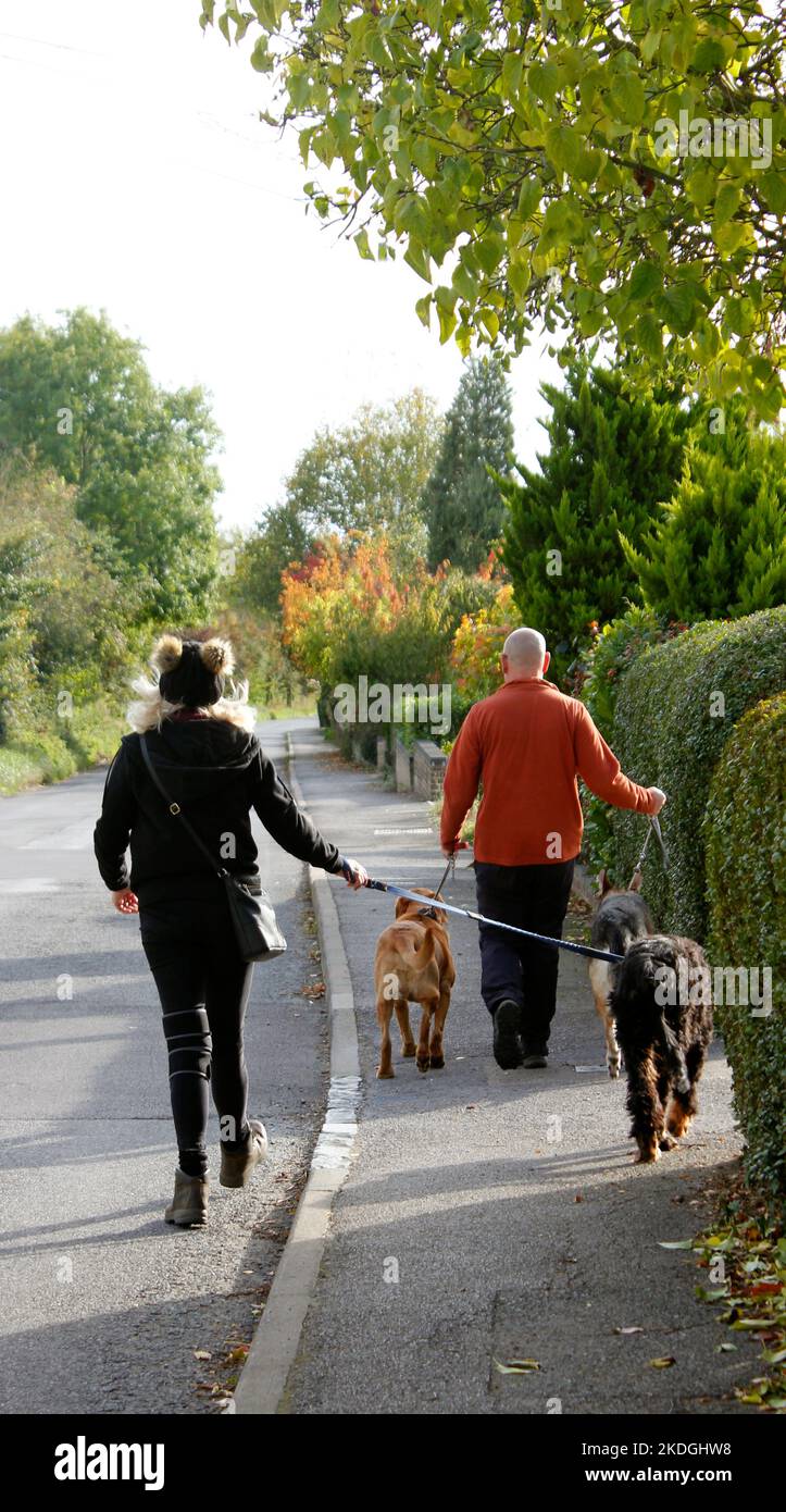 Un paio di escursionisti che si godono il sole d'autunno nel villaggio di Garsington Oxford Foto Stock