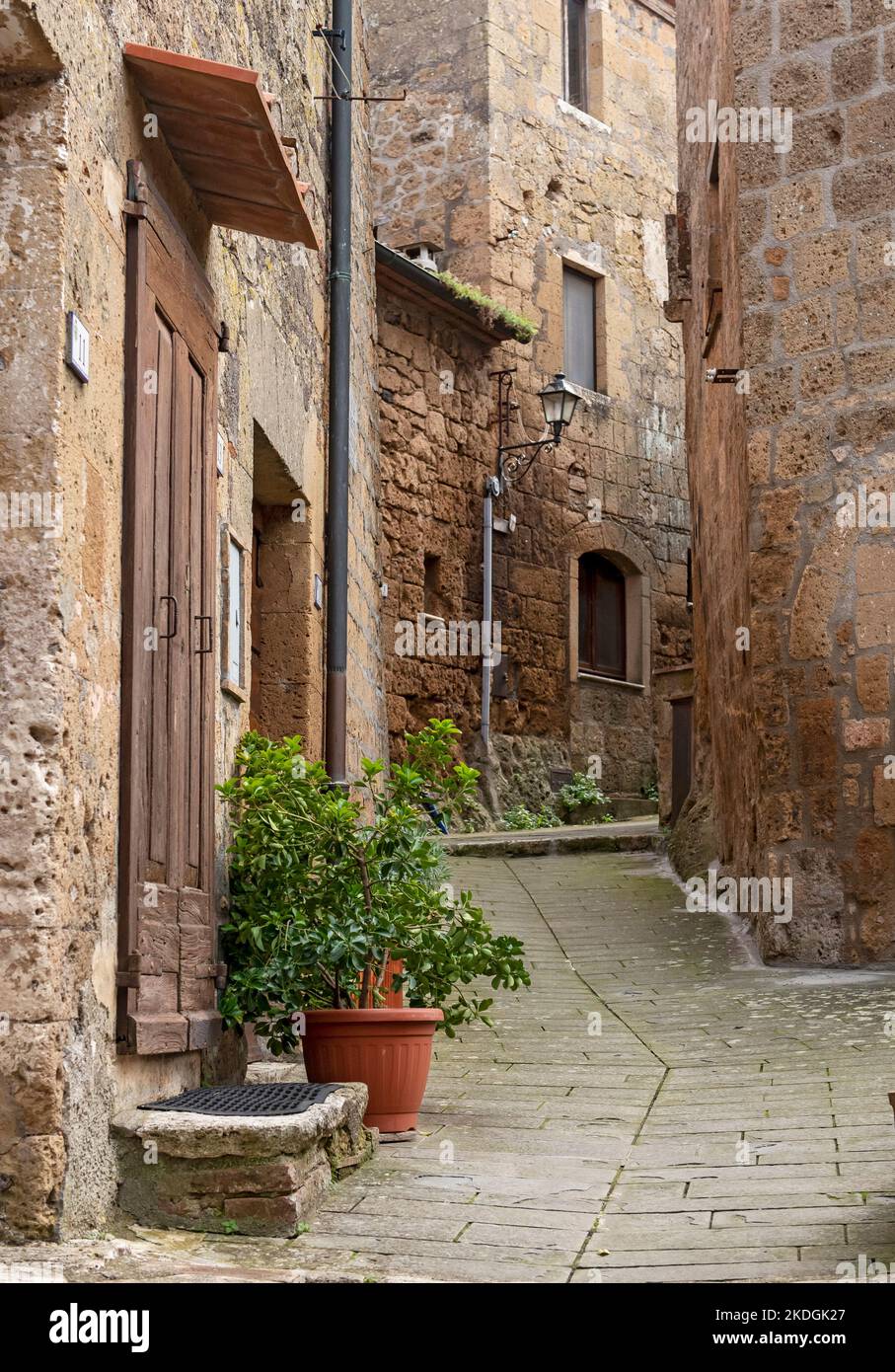 Strada stretta, Sorano, Toscana, Italia Foto Stock