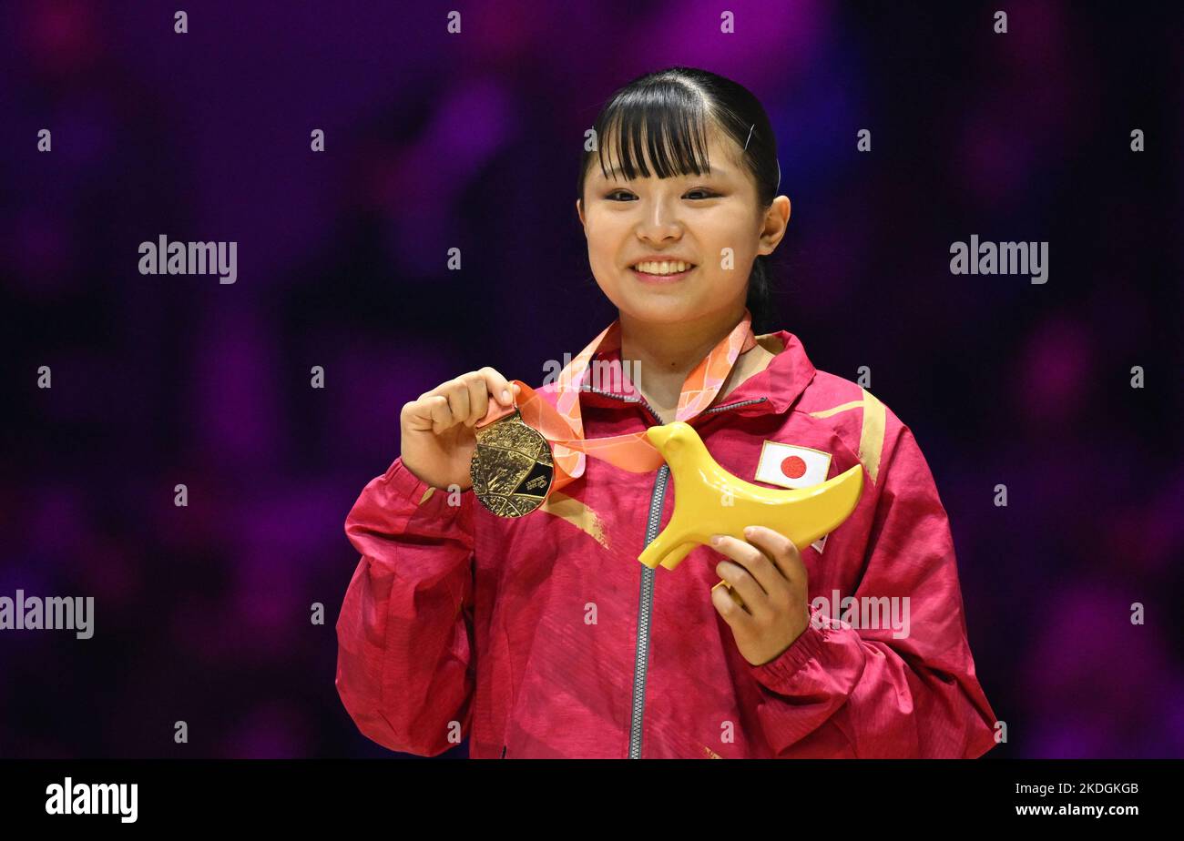 Liverpool, Regno Unito. 06th Nov 2022. Ginnastica: World Championship, decision balance beam, donne alla M&S Bank Arena. Hazuki Watanabe dal Giappone (oro) alla cerimonia della medaglia. Credit: Marijan Murat/dpa/Alamy Live News Foto Stock