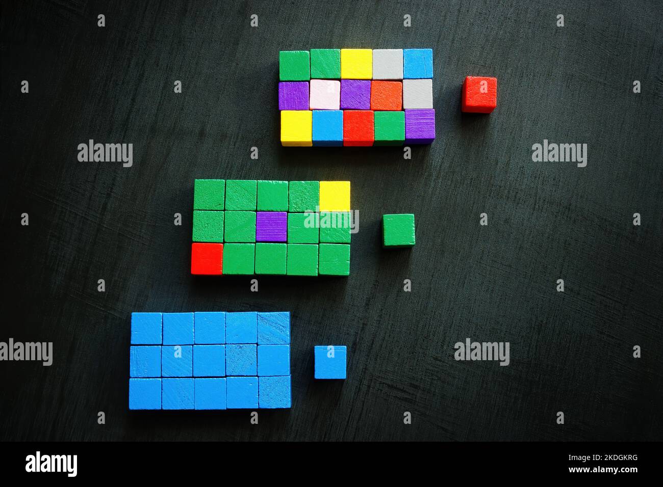 Tre colonne di cubi colorati con linee di associazione. Concetto di diversità e inclusione sul posto di lavoro. Foto Stock