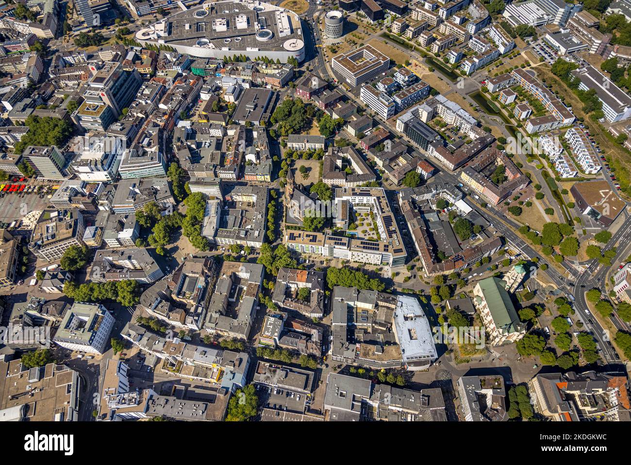 Vista aerea, centro commerciale della città a Limbecker Platz, Rottstraße, Gänsemarkt, Pferdemarkt, chiesa cattolica di San Gertrud, evang. Kreuzeskirche, città cen Foto Stock