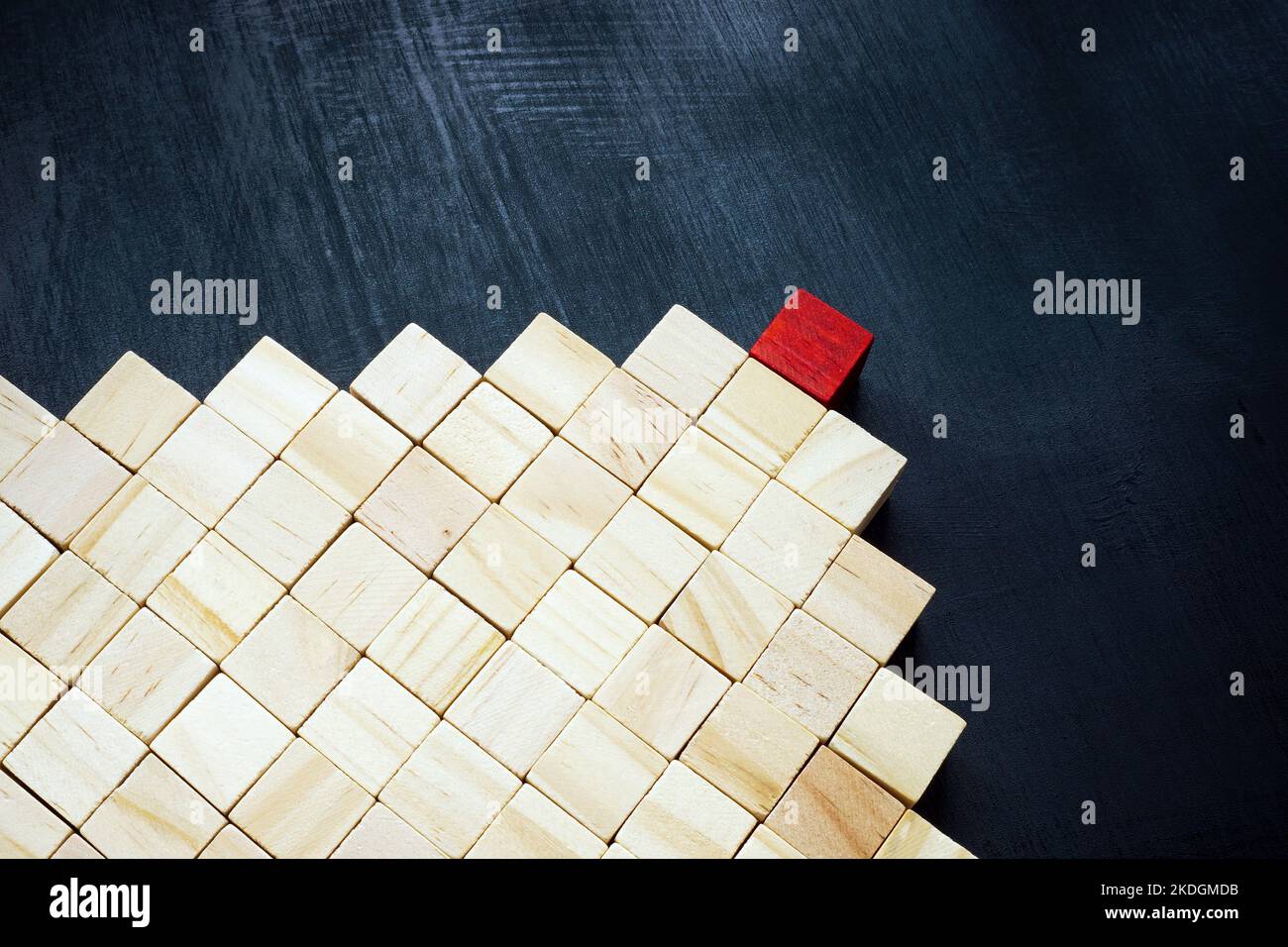 Piramide di cubi e rosso come il leader. Concetto di sviluppo della leadership. Foto Stock