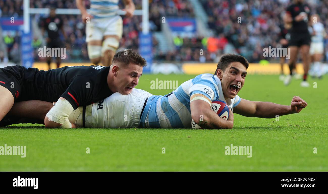 Londra, Regno Unito. 06th Nov 2022. Londra INGHILTERRA - Novembre 06: Santiago Carreras dell'Argentina va oltre per il suo Tryduring Autumn International Series match tra l'Inghilterra contro l'Argentina allo stadio Twickenham, Londra il 06th Novembre 2022 Credit: Action Foto Sport/Alamy Live News Foto Stock