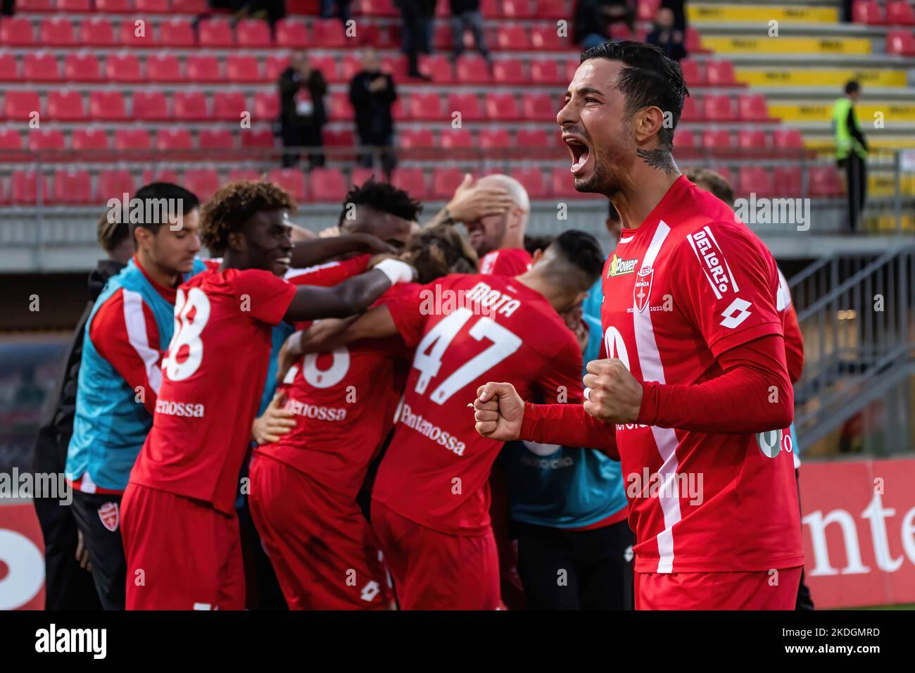 Monza, Italia. 06th Nov 2022. Armando Izzo dell'AC Monza festeggia un gol durante la Serie Una partita di calcio tra l'AC Monza e l'Hellas Verona all'U-Power Stadium di Brianteo. Punteggio finale; AC Monza 2:0 Hellas Verona Credit: SOPA Images Limited/Alamy Live News Foto Stock