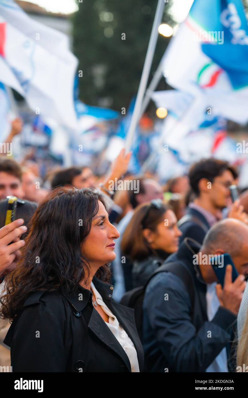 I sostenitori dell'alleanza di destra italiana partecipano a un rally conclusivo a Roma Foto Stock