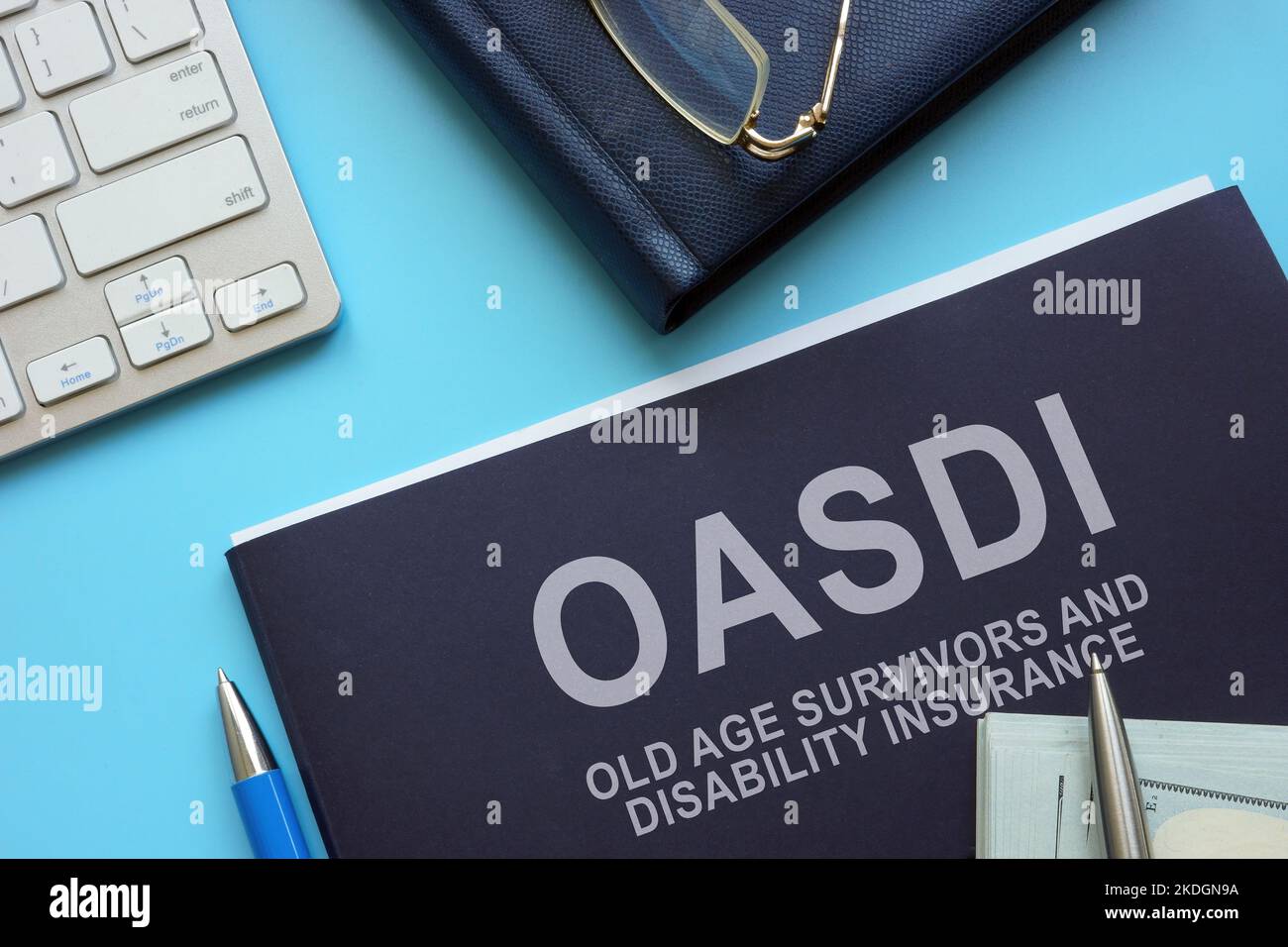 Documenti per la vecchiaia, Survivor, Disability Insurance programma OASDI sulla scrivania. Foto Stock