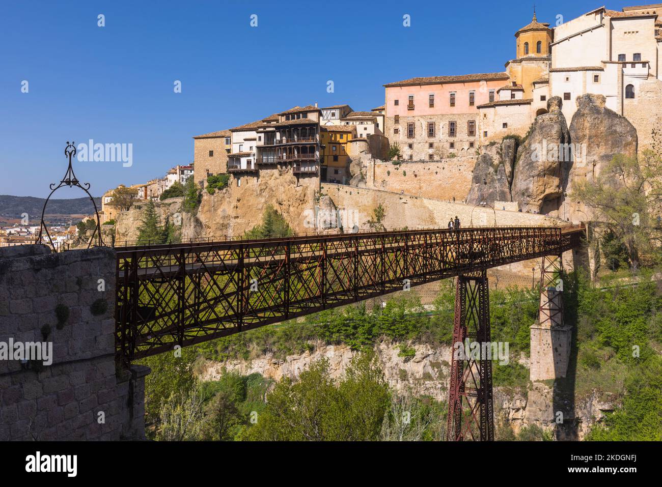 Cuenca, Provincia di Cuenca, Castiglia-la Mancha, Spagna. Vista della città vecchia attraverso il ponte di San Pablo e l'Hoz de Huecar, o gola Huecar. A th Foto Stock
